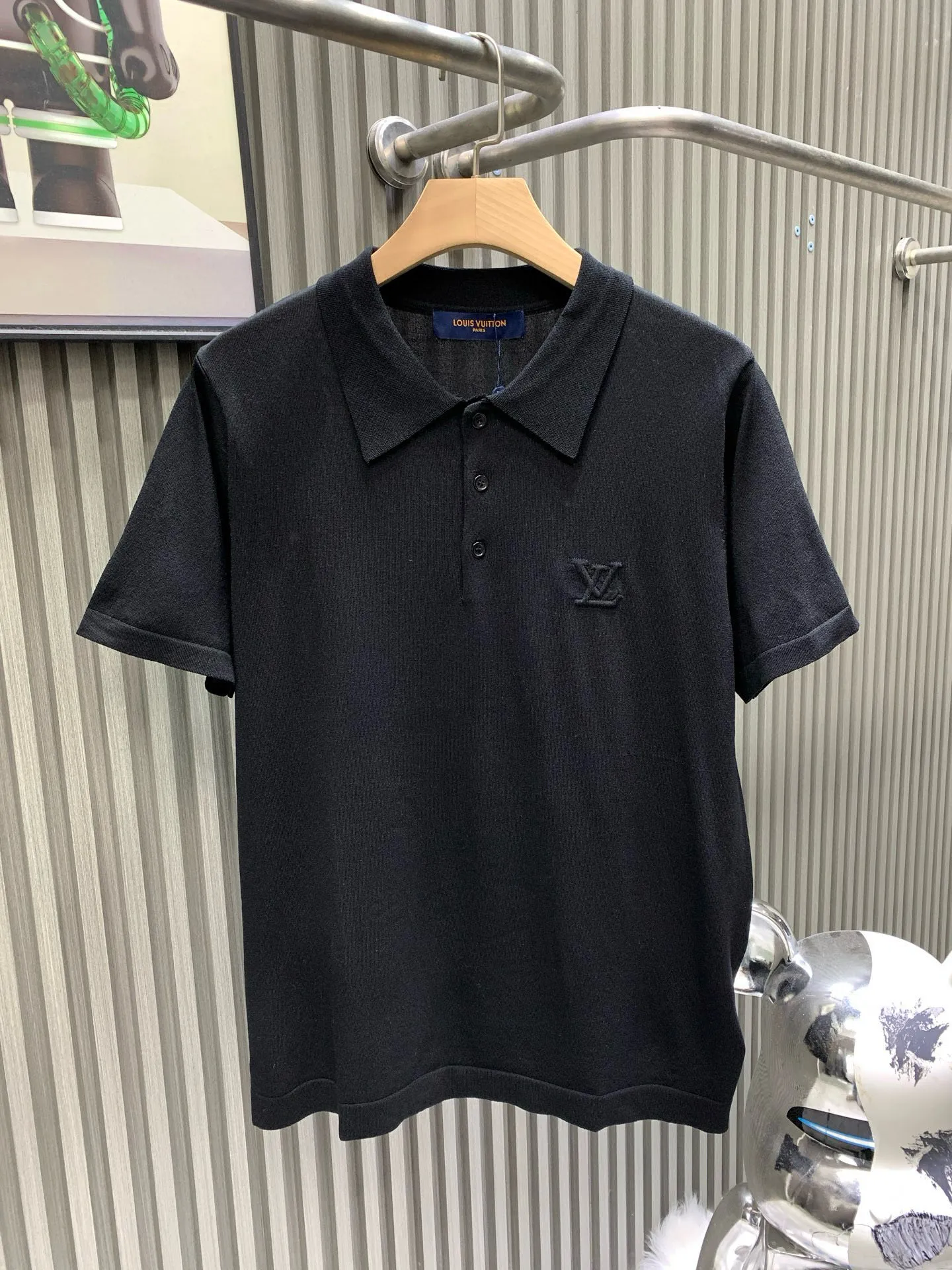 🅿️270 🀄️ Louis Vuitton LOUIS VUITTON polo collar embroidered logo short-sleeved polo shirt. Customized fine-needle 14-gauge woolen fabric. Comfortable and breathable. Stiff and stylish. The iconic logo embellishes the front. Sublimated by combining the logo sweater with the shirt. The three-dimensional silhouette optimizes body proportions. It has a slimming temperament. Fashionable and versatile. Uses embossed three-dimensional logo embroidery. Decorative technology that combines embossed and embroidery techniques. Increase the layering and three-dimensionality of the pattern. Three-dimensional seams are used. It uses a specific sewing method at the seams to make the clothes more three-dimensional and fit the body. The workmanship is cumbersome and complicated. The neckline and armpit sleeves are narrowed by a sewing machine. The edge is exposed and the jacquard effect is formed. The prominent pattern formed on the fabric through a specific weaving process adds visual effects and is neat and orderly.